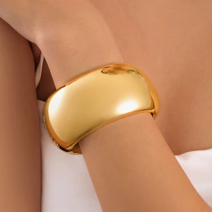 CHUNKY HINGED BANGLE